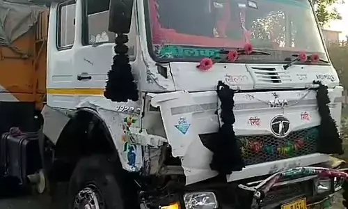 भीषण सड़क हादसे में 8 की मौत, 4 घायल….दर्शन कर लौट रहे श्रदालुओं से भरी जीप को ट्रेलर ने मारी टक्कर…एक ही परिवार के आठ की मौत