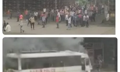 SKS प्लांट के श्रमिकों का बवालः आंदोलन कर रहे मजदूरों ने पुलिस की गाड़ी फूंकी, झूमाझटकी भी…. वेतन, बीमा सहित कई मांगो को लेकर कर रहे हैं प्रदर्शन