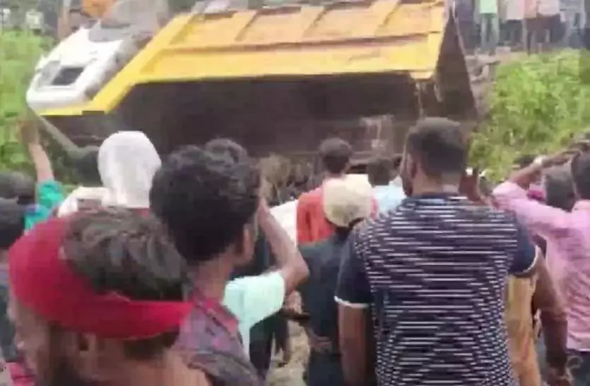 सड़क दुर्घटना में 12 की मौत: मजदूरों को ले जा रहा ट्रक पलटा, 12 की हुई मौत…. कई घायल