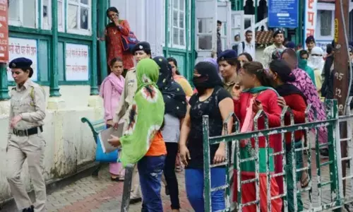 SEX रैकेट खुलासा: होटल में चल रहा था देहव्यापार… 8 कॉल गर्ल सहित 17 गिरफ्तार, WhatsApp पर होता था रेट तय…