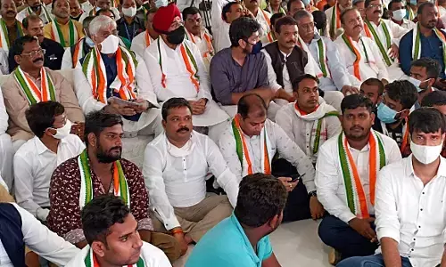 VIDEO : सरगुजा में मंत्रियों के समर्थक आमने-सामने: कांग्रेस भवन के लोकार्पण में जमकर नारेबाजी, दो बार काटा गया फीता, मांदर बजाते अमरजीत लुढ़के