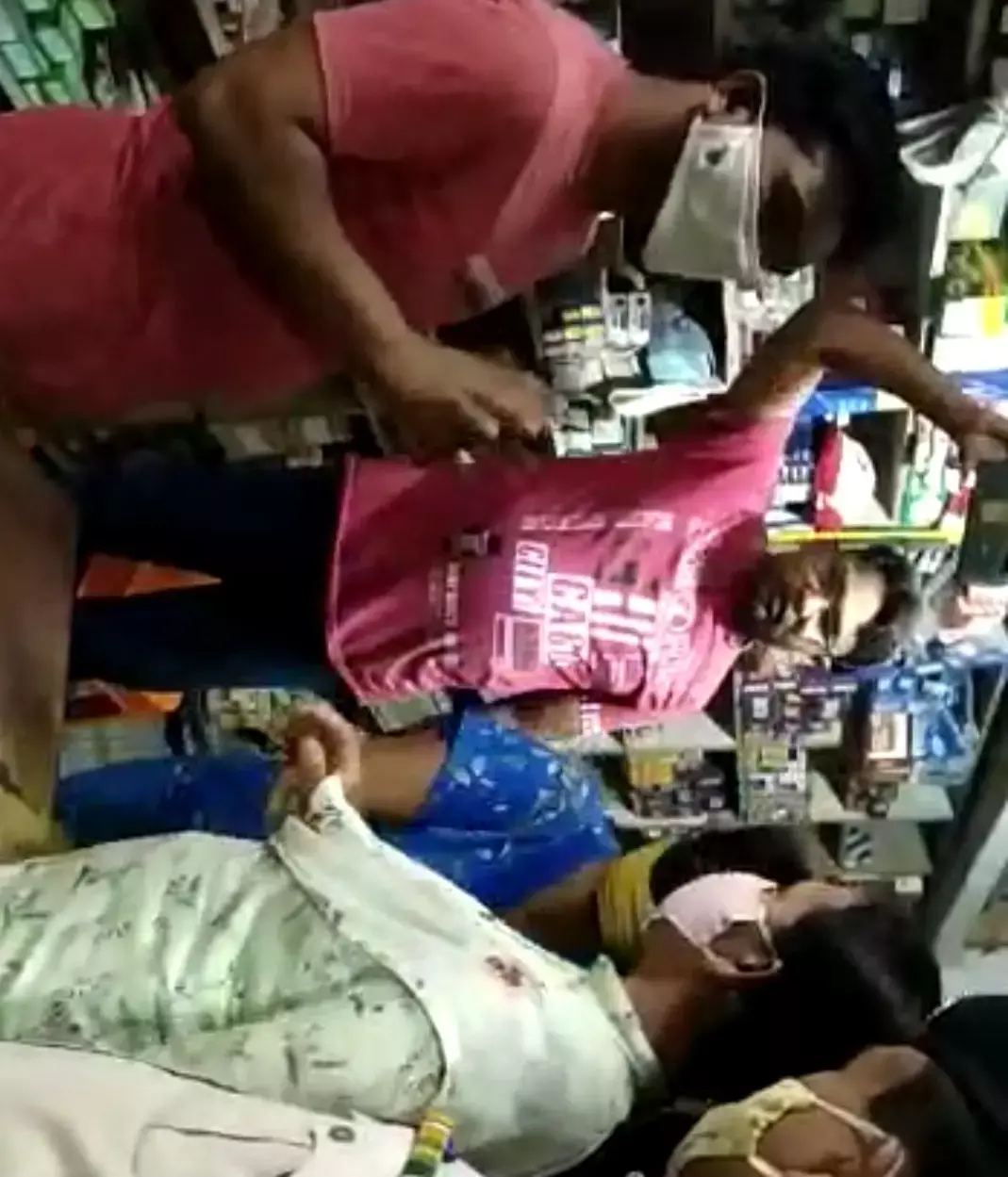 Video: महिला SDM से झूमाझटकी, लॉकडाउन में दुकान खोला, मना करने पर SDM और पुलिस के साथ हाथापाई