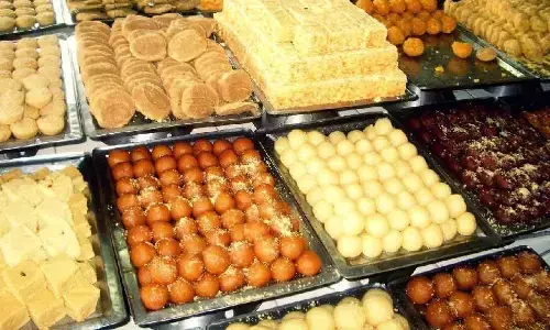 मिठाई दुकानों पर ताबड़तोड़ छापा, कई खाने-पीने की दुकानों पर भी कार्रवाई…. राखी के त्योहार में मिठाईयों के नाम पर गड़बड़ी फैलाने वालों पर गिरी गाज