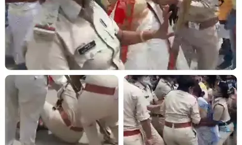 VIDEO : दिवंगत शिक्षकों की पत्नियां प्रदर्शन के दौरान हुई चोटिल, कई महिलाएं व महिला पुलिसकर्मी जमीन पर भी गिरी….. सीएम हाउस घेरने के लिए जा रही प्रदर्शनकारी….कल राखी गिफ्ट कर मुख्यमंत्री से मांगेगी नौकरी