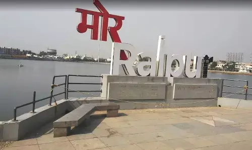 इंजीनियर ने की आत्महत्याः प्रोफेसर के बेटे की मरीन ड्राइव तालाब में मिली लाश, कल शाम में घर से हुआ था गायब…पुलिस जांच में जुटी