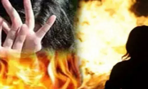 Raipur News: पत्नी से विवाद, पति ने लगा दी घर को आग, बचाने आये दो पुलिसकर्मियों समेत पांच लोग झुलसे, पति की जिंदा जलकर मौत...