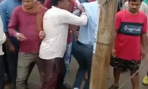 सत्ता का नशा- कांग्रेसी पार्षद ने निगम कर्मियों के साथ की गाली गलौच-धक्का मुक्की…  निगम की जमीन से अवैध कब्जे को हटाने गई थी टीम