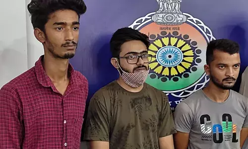रूंगटा कॉलेज के तीन छात्र गिरफ्तार: किराए के मकान में चल रहा था लाखों का हाईटेक क्रिकेट सट्टा, तभी पहुँच गई पुलिस… तीन छात्र पकड़ाए