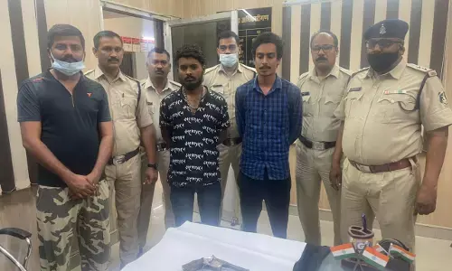 कट्टा और पिस्टल लेकर घुम रहे जिला कोषालय के कर्मचारी सहित दो युवक गिरफ्तार, शहर में किसी बड़ी घटना को अंजाम देने की थी योजना…