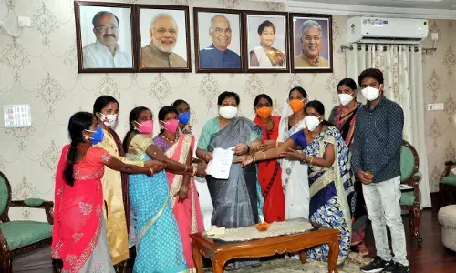 राज्यपाल ने जब स्व सहायता समूह की महिलाओं का वेतन भुगतान के लिए महिला बाल विकास मंत्री को लगवाया फोन