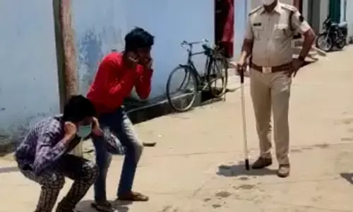 देखें वीडियोः लाॅकडाउन में निकले थे बाहर घूमने, तभी पुलिस ने पकड़ लिया… फिर कराई उठक बैठक…