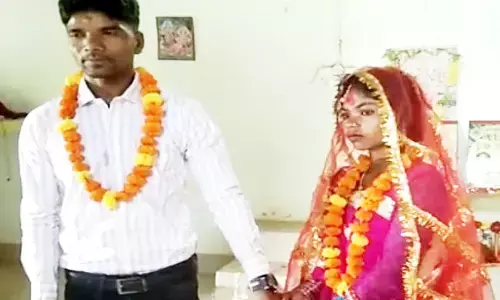 VIDEO : घरवाले Love Marriage के लिए नहीं थे तैयार तो थाने पहुंच गये प्रेमी-प्रेमिका…… फिर इस तरह हुई शादी