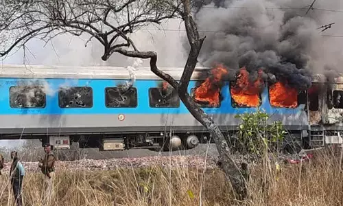 ब्रेकिंग : चलती ट्रेन में लगी भीषण आग……शताब्दी ट्रेन के एसी कोच में लगी है आग, मचा हड़कंप…. टीम मौके पर रवाना