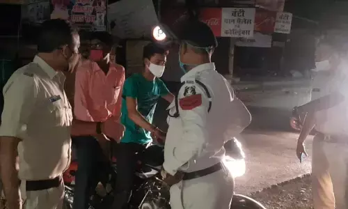 वीडियो: पहले दिन दिखा नाइट कर्फ्यू का असर, आम दिनों में देर रात तक गुलजार रहने वाले इलाकों व सड़कों पर पसरा सन्नाटा