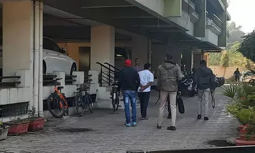 राजधानी में आईटी का छापा : शराब से जुड़े कारोबारी के ठिकानों पर इनकम टैक्स का छापा…. तीन राज्यों से 40 से ज्यादा अधिकारियों की टीम ने दी है दबिश…. सुबह-सुबह प्राइवेट गाड़ियों से पहुंची टीम ठिकानों पर