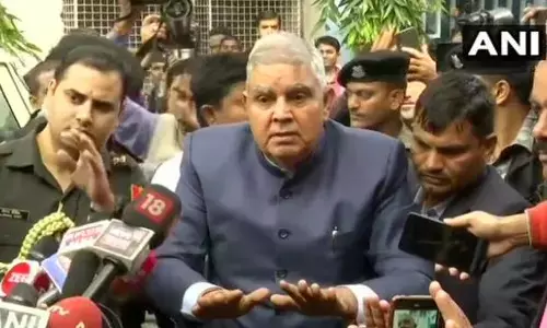 राज्यपाल कार से बाहर निकले और पुलिस अधिकारियों को लगायी फटकार….