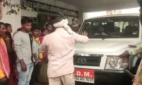 VIDEO : SDM दफ्तर का गेट तोड़ा…..कार्यालय में घुसकर किया तांडव…..SDM की मौजूदगी में वनवासियों का हंगामा……वीडियो देखिये