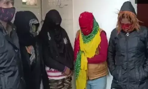 सेक्स रैकेट का भंडाफोड़, एस्कॉर्ट ऑफिस की आड़ में चल रहा था देहव्यापार…ग्राहकों से करते थे लूटपाट चार महिलाओं समेत पांच गिरफ्तार