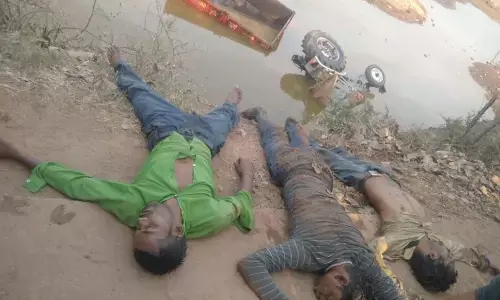 दर्दनाक हादसे में तीन की मौत: रेत लाने जा रहा ट्रेक्टर तालाब में पलटा, तीन की मौत…दो घायल