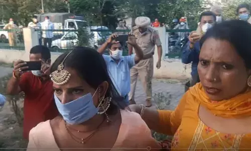 दुल्हा-दुल्हन को दीवार फांदकर शादी मंडप से भागना पड़ा……शादी के दौरान पहुंची पुलिस, तो मचा हड़कंप….कोरोना नियम तोड़कर हो रही थी शादी