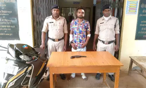 कट्टा लेकर युवक घुस रहा था रायपुर एयरपोर्ट के अंदर, पुलिस ने रोका तो एक्टिवा लेकर भागने लगा, पुलिस ने दौड़ाकर पकड़ा