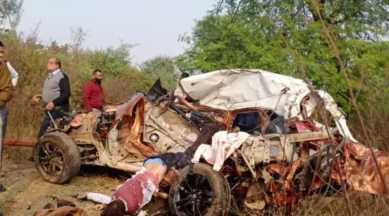 दर्दनाक हादसे में 4 की मौत : मशहूर उद्योगपति के नाती-पोते समेत 4 की मौत…. टक्कर के बाद फुटबॉल की तरह उड़ गयी कार ….. कार को काटकर निकालना पड़ा शव