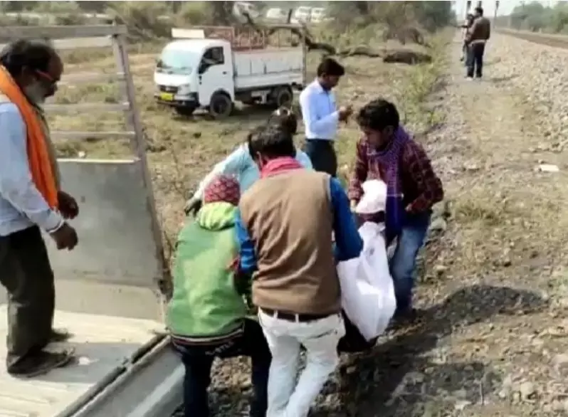 लडके ने गर्लफेंड संग कर ली खुदकुशी, रेलवे ट्रेक पर दोनों की मिली लाश, पुलिस जांच में जुटी…..