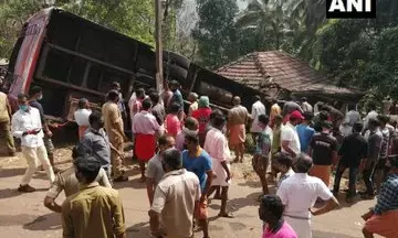 6 बाराती की मौत : बारात लेकर जा रही बस रास्ते में हुई दुर्घटनाग्रस्त…. 6 बाराती की मौत, 40 से ज्यादा घायल…