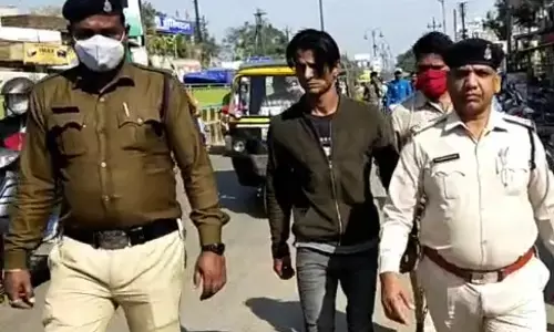 वीडियो: गांजा और चरस बेचते हिस्ट्रीशीटर गिरफ्तार, निकाला गया जुलूस…. राजधानी में कई बड़ी वारदातो को दे चुका है अंजाम