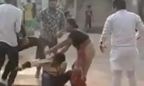 पार्षद ने भीड़ के साथ युवक से की मारपीट !घटना का वीडियो वायरल.. पार्षद कामरान अंसारी की दलील – कार्यालय में विवाद कर रहे थे.. मैने मारपीट से बचाया है.. मारपीट नही की” महापौर बोले – “मैने अभी वीडियो देखा नही है..”