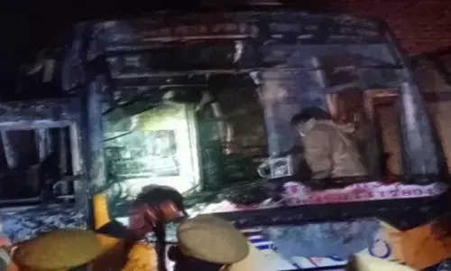 दर्दनाक बस हादसे में 6 की मौत: चलती बस बिजली की तार से टकराई…..  6 लोगों की मौत, 17 लोग हुए घायल..….करंट के बाद बस में लगी आग