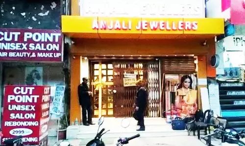 13 करोड़ की चोरी : ज्वेलरी शो रूम में PPE किट पहनकर चोरी करने वाला चोर पकड़ाया…..5 गार्ड को चकमा दे 25 किलो सोना चोरी कर हुआ फरार……फिल्मी स्टाइल में हुई पूरी घटना