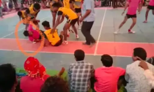 खिलाड़ी की LIVE मौत VIDEO: कबड्डी खेल के दौरान ही चली गई इस खिलाड़ी की जान, लोग सोचते रहे मामूली चोट…. मचा हडकंप