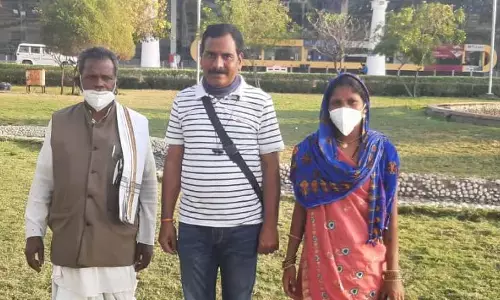 गणतंत्र दिवस समारोह के ट्राईबल गेस्ट होंगे ग्वाल सिंह और उनकी बहू, लायजन आफिसर के साथ दिल्ली हुए रवाना