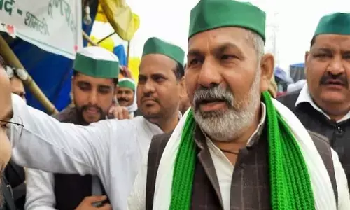 गणतंत्र दिवस उपद्रव : दिल्ली पुलिस ने राकेश टिकैत को जारी किया नोटिस.. राकेश टिकैत की अकड़ बरक़रार.. सरकार को सीधी धमकी – “ग़ाज़ीपुर में लाईट बंद कर दी गई.. कोई भी हरकत हुई तो किसान थानों में घुसेंगे.. हरकत मत करो”