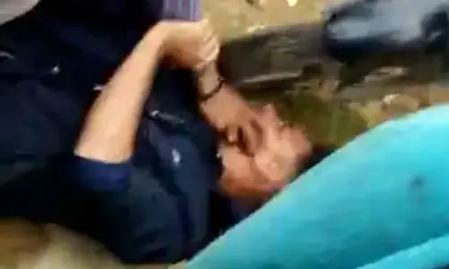 VIDEO: खाते में फ़र्ज़ीवाड़ा कर राशि ठगने का मसला.. नाराज ग्रामीणों ने पिटाई कर आरोपी दो युवकों को पुलिस के हवाले किया