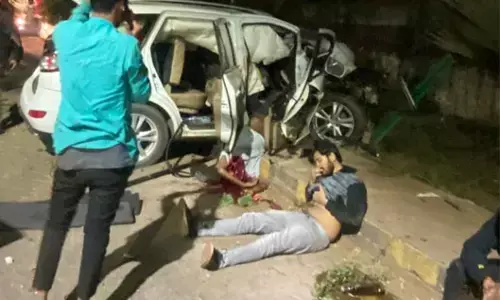 राजधानी में देर रात बड़ा हादसा…. नाईट क्लब से पार्टी कर लौट रहे युवकों की कार पेड़ से टकराने के बाद डिवाइडर पर गिरी….एक की मौत, 3 घायल, कार में शराब की बोतल और….