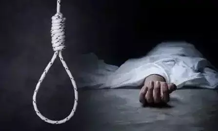 CG में फांसी के फंदे पर झूले पति-पत्नी, सड़क किनारे पेड़ पर मिली लाश, महज एक साल पहले हुई थी शादी