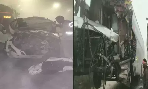 6 की दर्दनाक सड़क हादसे में मौत : तेज रफ्तार कार आकर ट्रक से टकरायी, मौके पर ही 6 लोगों ने तोड़ा दम…. कार के उड़ गये परखच्चे