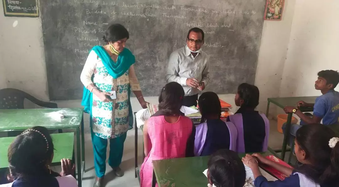 शिक्षकों पर बड़ी कार्रवाई: DEO के इंस्पेक्शन में आई बड़ी लापरवाही सामने, स्कूल के पहले दिन ही शिक्षक मिले गायब… शिक्षकों को शो कॉज, वेतन भी काटने के निर्देश….