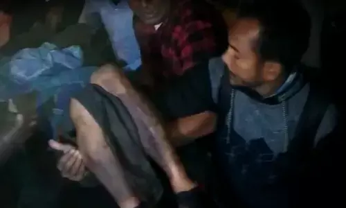 मंत्री पर बम से हमला : ट्रेन पकड़ने जा रहे मंत्री पर फेंका बम, विस्फोट में गंभीर रूप से जख्मी…..6 अन्य लोगों को भी लगे बम की छींटे…..अस्पताल में कराया गया भर्ती ….