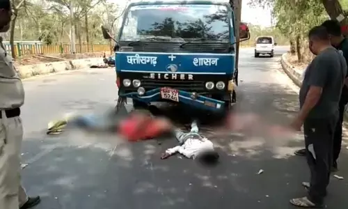 वैक्सीन लेकर आ रही वैन से बाइक टकराई… दो गंभीर, एक घायल…एक बाइक में तीन युवक थे सवार