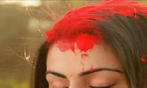 छात्रा की बीच सड़क पर भर दी मांग : स्कूल जा रही छात्रा की मांग में डाल दिया सिंदूर…… लोगों ने युवक को बेदम पीटा, फिर किया पुलिस के हवाले