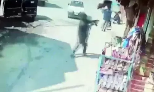 LIVE 2 पुलिसकर्मी मर्डर : चाय की दुकान पर दो पुलिसवालों को गोलियों से भूना….वारदात का पूरा सीसीटीवी वीडियो आया सामने