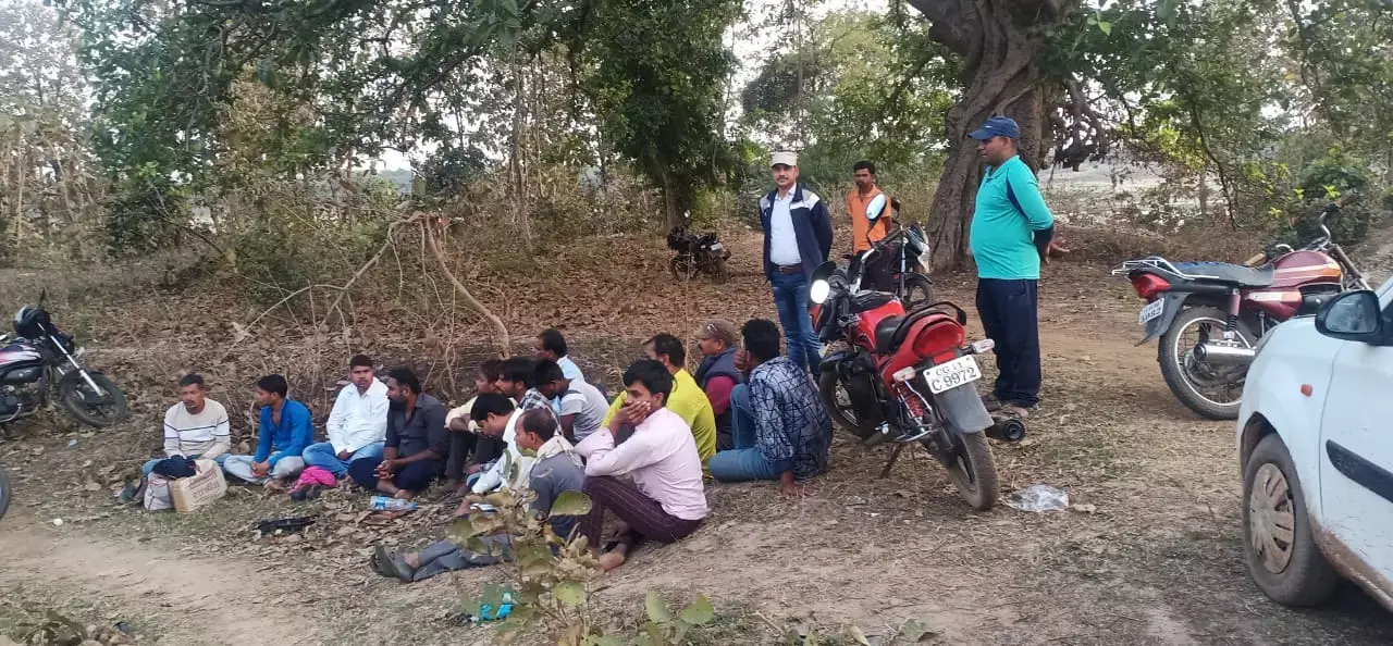बिलासपुर में जुआरियों पर बड़ी कार्रवाई, जंगल में खेल रहे थे जुआ… तभी पुलिस आ धमकी, 15 पकड़ाये… नगदी, मोबाइल, कार सहित बाइक जब्त