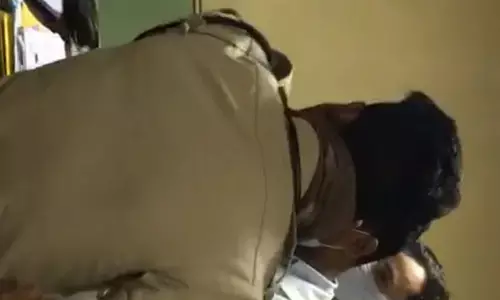 मेकाहारा अस्पताल के डाॅक्टरों से मारपीटः कैदी के साथ आये जेल प्रहारी ने डाॅक्टरों से की मारपीट…..देखें वीडियो