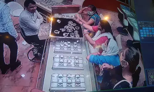 ज्वेलरी शॉप में चोरी: ग्राहक बनकर पहुंची महिला ने 5 लाख के सोने का कंगन किया पार, सबकी आंखों में धूल झोंकते ऐसे दिया घटना को अंजाम….