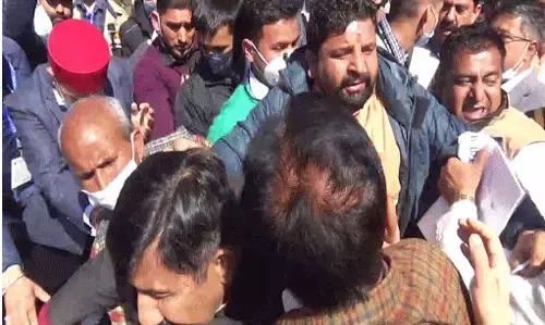 राज्यपाल के साथ धक्का-मुक्की….विधानसभा में कांग्रेस विधायकों ने खूब किया तमाशा…. पांच विधायकों को किया गया सस्पेंड