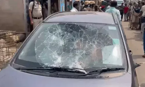 वोटिंग के बीच पत्रकारों के काफिले पर हमला, आई चोट… शुभेंदु अधिकारी के काफिले पर फेंके गए पत्थर…