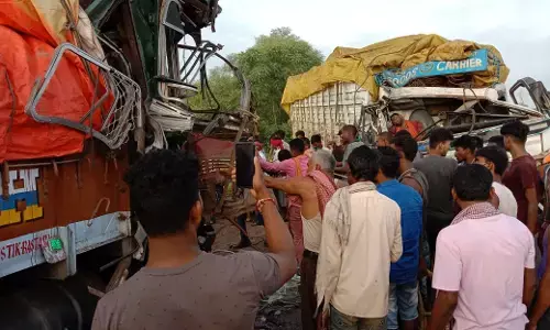 सड़क हादसा: ट्रक और मेटाडोर में जोरदार भिड़ंत, एक की मौत, दूसरा गंभीर… घंटो मसक्कत के बाद शव निकाला गया